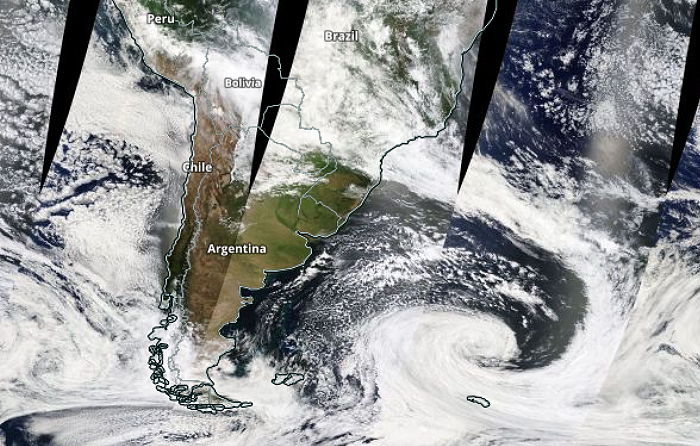 Ciclone bomba associado � uma frente fria aparece configurado na imagem de sat�lite do dia 3. Cr�dito: Worldview/NASA. 