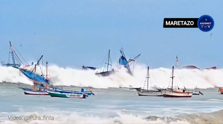 Ondas altas arrastam embarca��es pesqueiras em Piura, no Peru, no dia 27. Cr�dito: reprodu��o via X @Asismet IF
