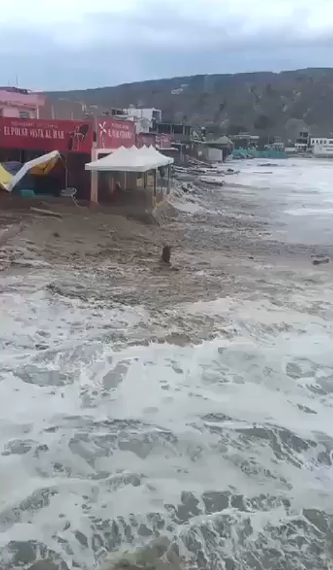 For�a das �guas toma a areia da praia em Yacila, Piura. Cr�dito: reprodu��o via X @chematierra