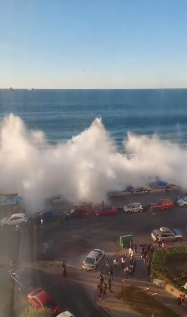 Fortes ondas chegaram � costa de Vi�a del Mar, no Chile. Cr�dito: divulga��o via Instagram @atalaiadoaltissimo<BR>