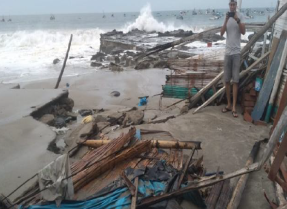 Destrui��o na orla de Punta Sal, no Peru. Cr�dito: divulga��o via X @COENPeru
