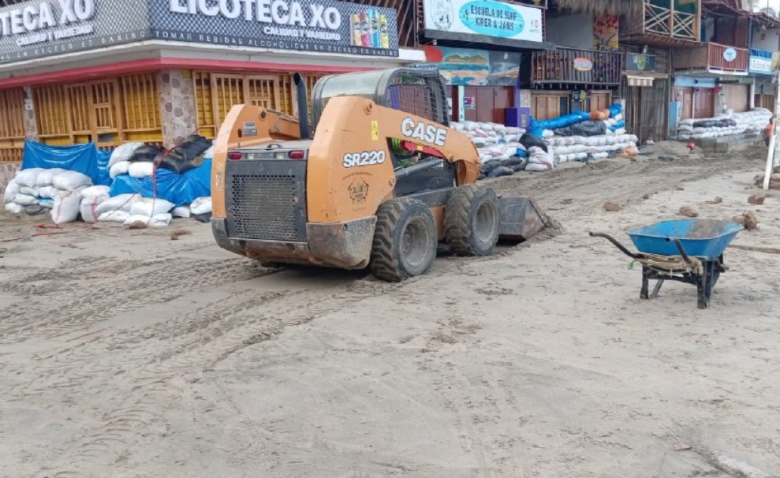 Litoral em Talara, atingido pelas fortes ondas do fim de semana. Cr�dito: divulga��o via X @COENPeru
