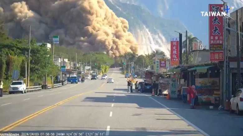 Enorme desmoronamento  flagrado por cmeras no momento que intenso tremor atinge Hualien. Crdito: reproduo via X (twitter) @taiwanplusnews<BR>