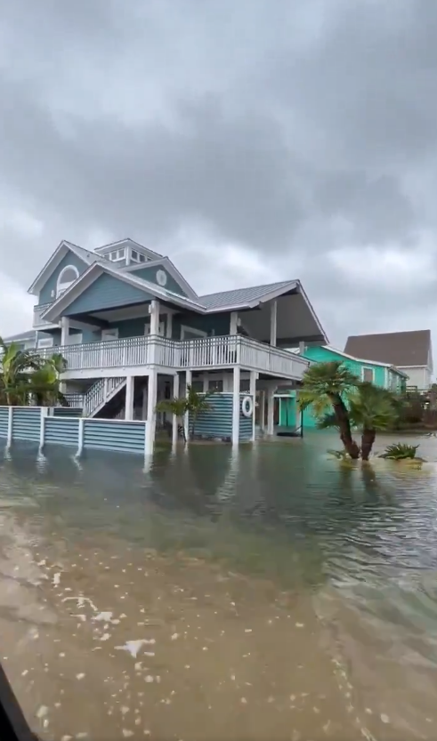 �gua sobe em Jamaica Beach, no Texas, nesta quinta-feira. Cr�dito: divulga��o via X @Mario Moray