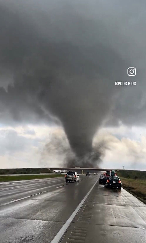 Tornado registrado em estrada de Nebraska no fim de semana. Crdito: reproduo redes sociais