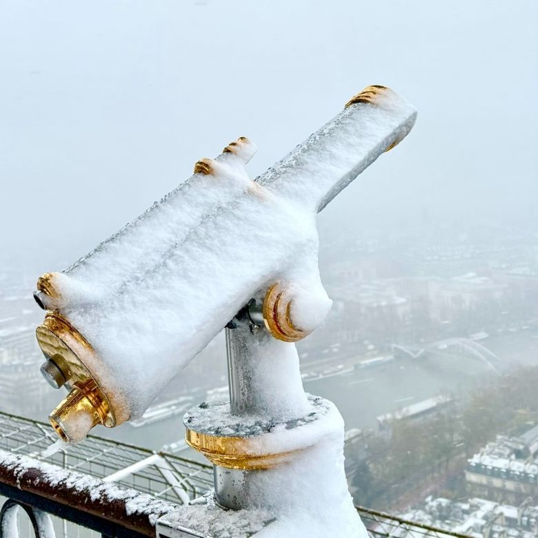 Paris registrou grande precipitao de neve para o ms de novembro. Crdito: Crdito: divulgao facebook.com/TourEiffel 