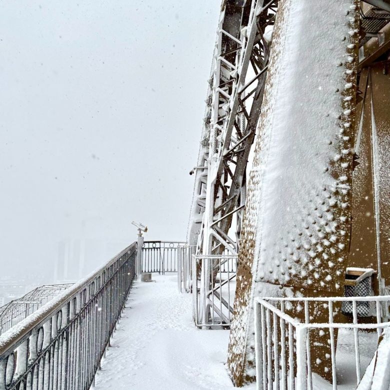 Viso de cima na Torre Eiffel, em Paris, tomada pela neve em 21 de novembro. Crdito: divulgao facebook.com/TourEiffel 