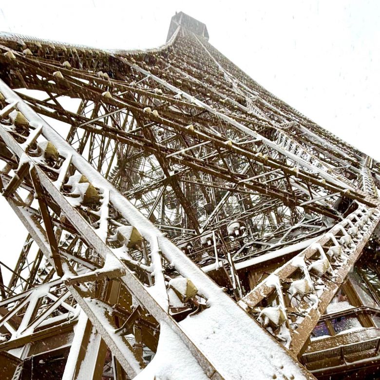 Torre Eiffel, carto postal de Paris, tomada pela neve dia 21 de novembro. Crdito: divulgao facebook.com/TourEiffel 