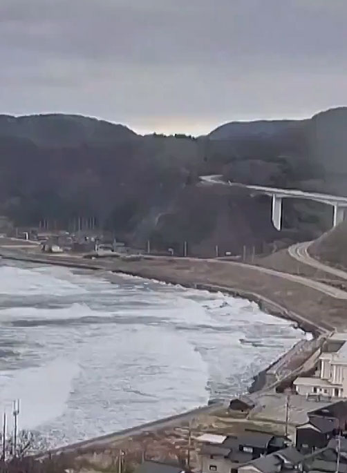 Cmera na costa na Pennsula de Noto, no Japo, registra o intenso terremoto do dia primeiro de janeiro de 2024. Crdito: divulgao redes sociais