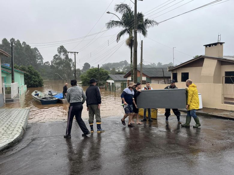 Taquari sofre com a terceira cheia do Rio em sete meses. Desde 30 de abril, equipes de resgate retiram moradores das �reas de risco. Cr�dito: PMT/Fotos P�blicas<BR>