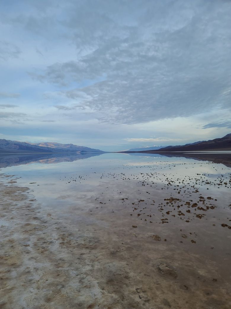 Lago da Bacia Badwater com gua no Parque Nacional do Vale da Morte, regio mais seca dos EUA. Crdito: divulgao facebook.com/amanda.wiley.756