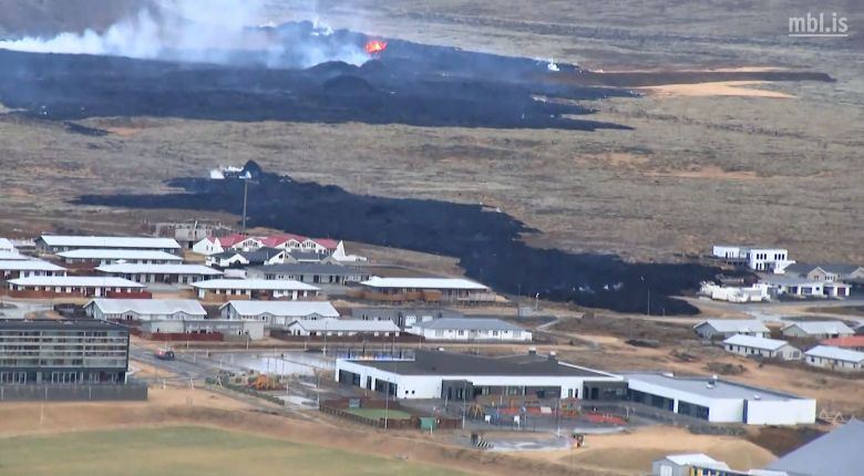 Cidade de Grindav�k come�ou a ser atingida pelos fluxos de lava de vulc�o na Isl�ndia na tarde do dia 14. Cr�dito: divulga��o Guarda Costeira da Isl�ndia/mbl.is/IMO 