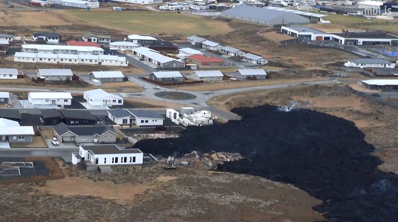 Um sobrevoo da Guarda Costeira mostra os fluxos de lava e material vulc�nico chegando � Grindav�k. Cr�dito: divulga��o Guarda Costeira da Isl�ndia/mbl.is/IMO 