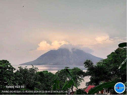 Vis�o do Monte Ruang em 22 de abril. O vulc�o come�a a dar sinais de calmaria. Cr�dito: divulga��o PVMGB