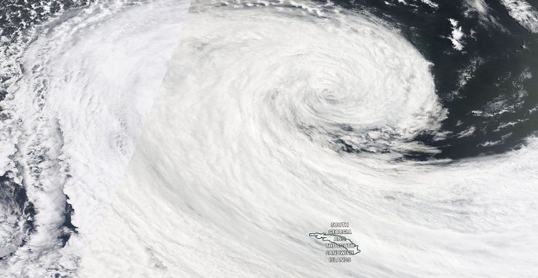 Imagem de sat�lite mostra detalhe do ciclone ao norte das Ilhas Ge�rgia do Sul e Sandwich do Sul. Cr�dito: Worldview/NASA  