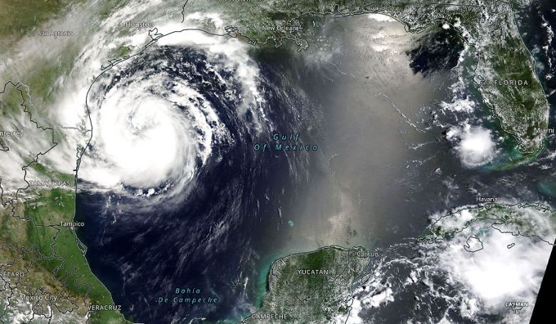 Imagem de sat�lite mostra lado a lado o furac�o Beryl e a nuvem de poeira sobre o Golfo do M�xico, no sul dos EUA, no dia 7 de julho. Cr�dito: WorldView, NASA. 