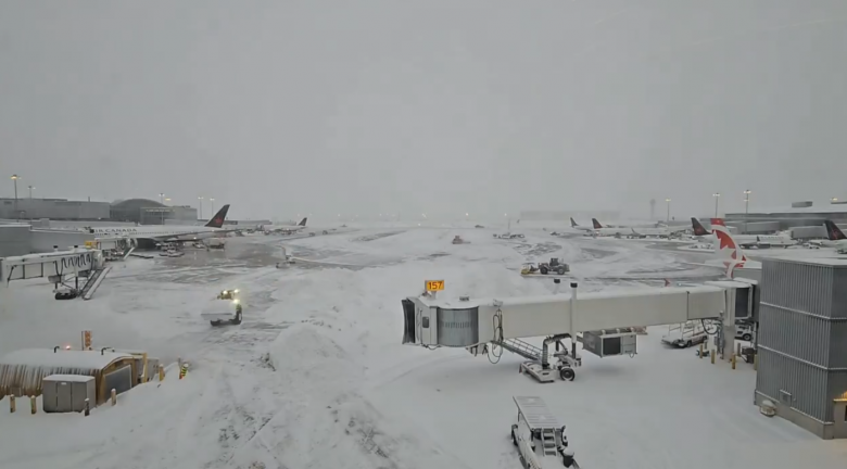 Aeroporto Internacional Pearson de Toronto coberto de neve no dia 13. Crdito: reproduo/divulgao via X @TorontoPearson 