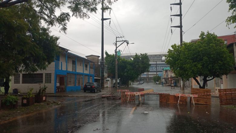 Bloqueio total por ac�mulo de �gua em Porto Alegre na manh� desta quarta-feira. Cr�dito: divulga��o via X @EPTC POA