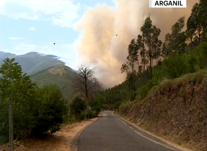 Inc�ndio avan�a na regi�o de Arganil nesta quarta-feira. Cr�dito: reprodu��o/divulga��o SIC Not�cias  