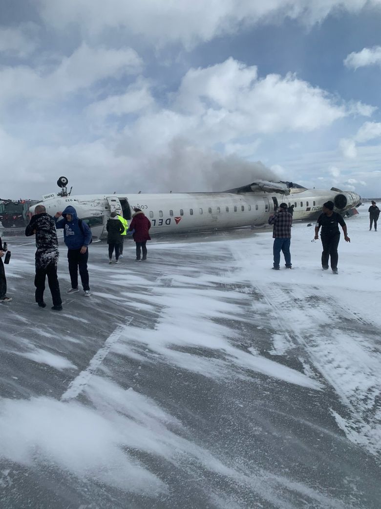 A aeronave da Delta capotou no aeroporto de Toronto. Ainda no esto claras as circunstncias do acidente, segundo a polcia local. Crdito: RS/Fotos Pblicas  