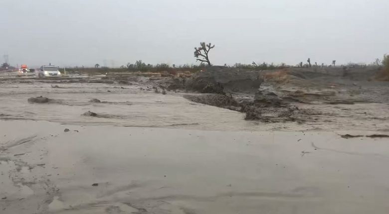 Rodovias inteiras foram atingidas pelas inunda��es e enxurradas no sul da Calif�rnia. Cr�dito: divulga��o via X @Caltrans8 