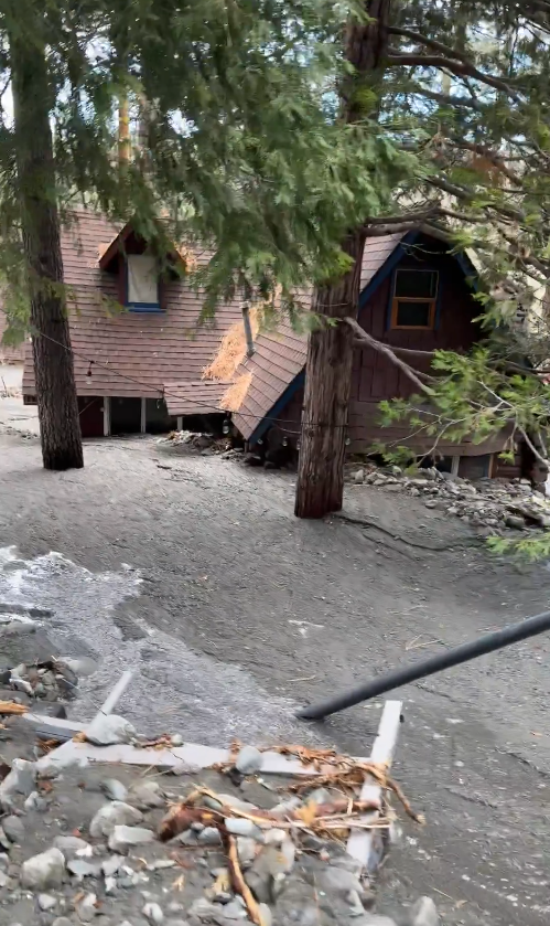 Casas foram engolidas pela lama em San Bernardino, no sul da Calif�rnia. Cr�dito: divulga��o via X @SBCOUNTYFIRE