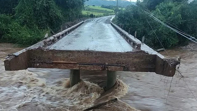 Ponte desaba em Jaguari, no centro ga�cho, devido ao excesso de chuva. Cr�dito: divulga��o Defesa Civil de Jaguari 