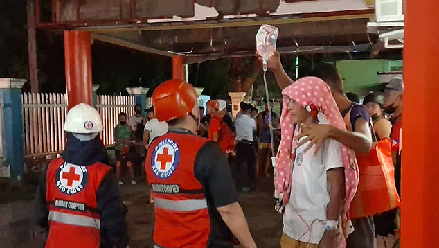Equipes da Cruz Vermelha trabalham para atender s vtimas do forte sismo nas Filipinas. Crdito: Cruz Vermelha Filipina em Cebu