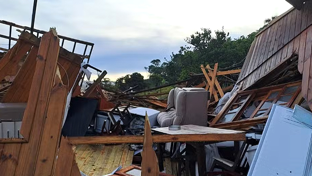 Estragos causados por passagem de tornado em Santo Amaro da Imperatriz, SC, no dia 9. Cr�dito: Defesa Civil de Santa Catarina