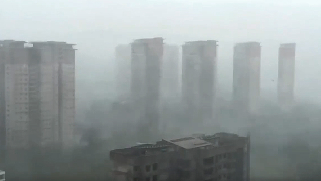 Cidade de Sanya, em Hainan, atingida por ventos muito fortes do tufo Kajiki. Crdito: reproduo Threads/@disasterupdate1 