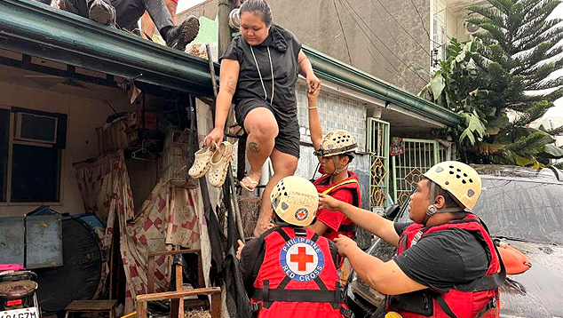 Equipes da Cruz Vermelha atuam nas Filipinas durante a passagem do tufo Kalmaegi. Crdito: Philippine Red Cross 