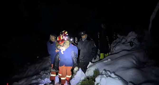 Alpinistas tentam sair da regio do Everest, no Tibete, aps intensa nevasca. Crdito: reproduo/divulgao Departamento de Combate a Incndios do Tibete  