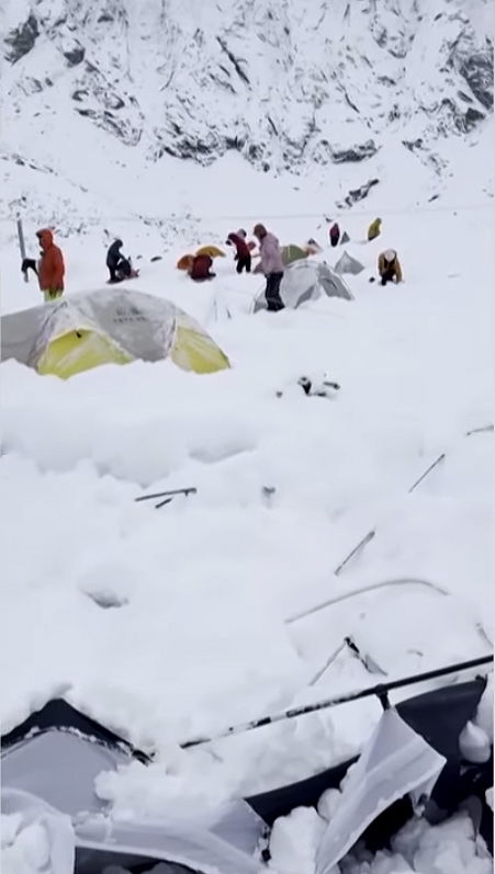 A forte nevasca acumulou neve a uma profundidade de um metro, atingindo centenas de alpinistas. Crdito: imagens divulgadas pelo guia Chen Geshuang  