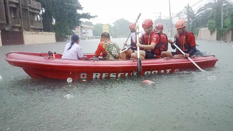 Mais de 270 mil pessoas j� sa�ram de casa em dez dias, desde que as chuvas se intensificaram nas Filipinas. Cr�dito: divulga��o via X @philredcross 