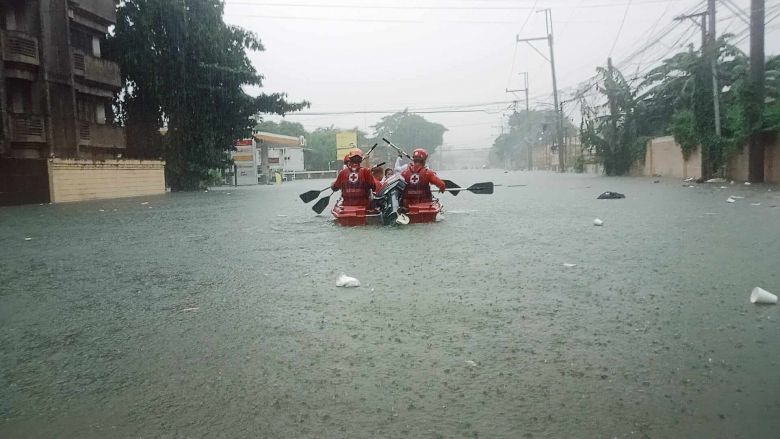 Cruz Vermelha Filipina realiza resgates em inunda��es em Quezon City. Cr�dito: divulga��o via X @philredcross  