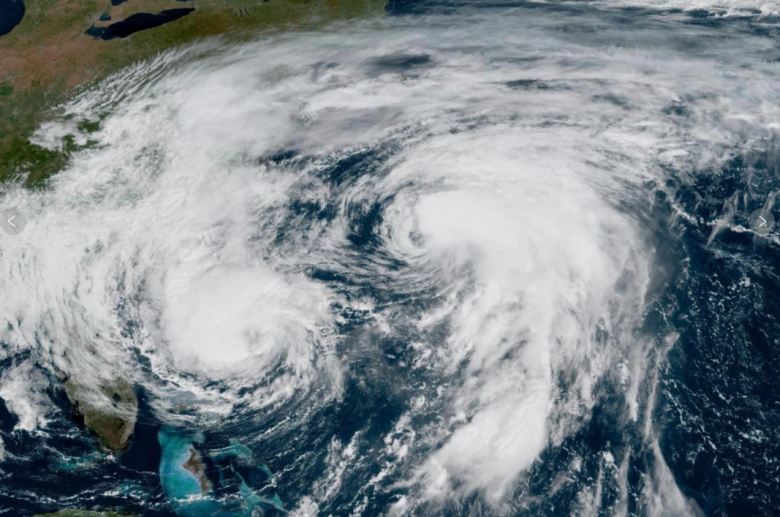 Imagem de satlite mostra os furaces Imelda e Humberto atuando ao mesmo tempo sobre o Atlntico no dia 30. Crdito: NOAA 