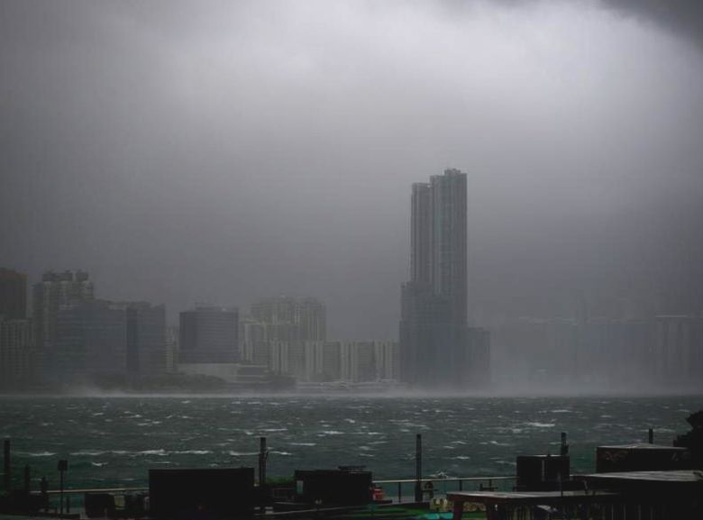 Wipha ficou mais intenso na manh� do domingo, elevando o alerta para 10 em Hong Kong. Cr�dito: divulga��o via X @ChinaDaily 