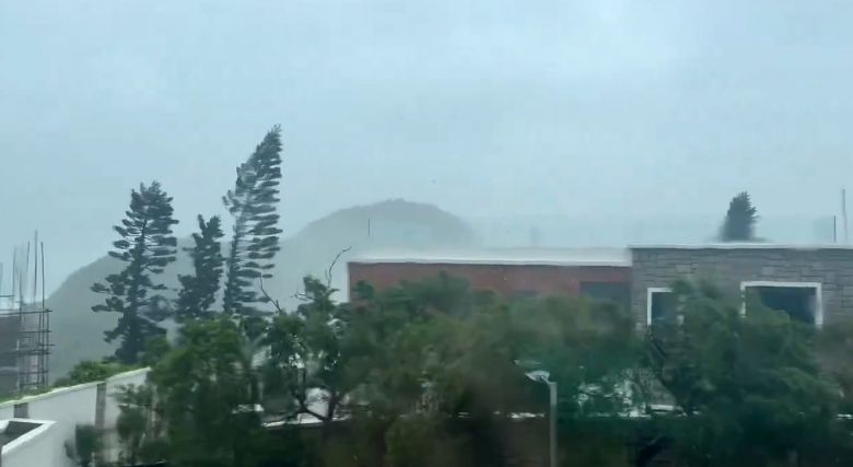 Wipha atingiu a costa sul da China e ainda provoca ventos fortes neste domingo. Cr�dito: divulga��o via X @mariannefbray