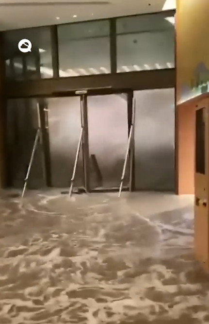 Hotel em Hong Kong invadido pelas �guas do tuf�o Ragasa nesta quarta-feira. Cr�dito: reprodu��o via Threads @meteoredofficial