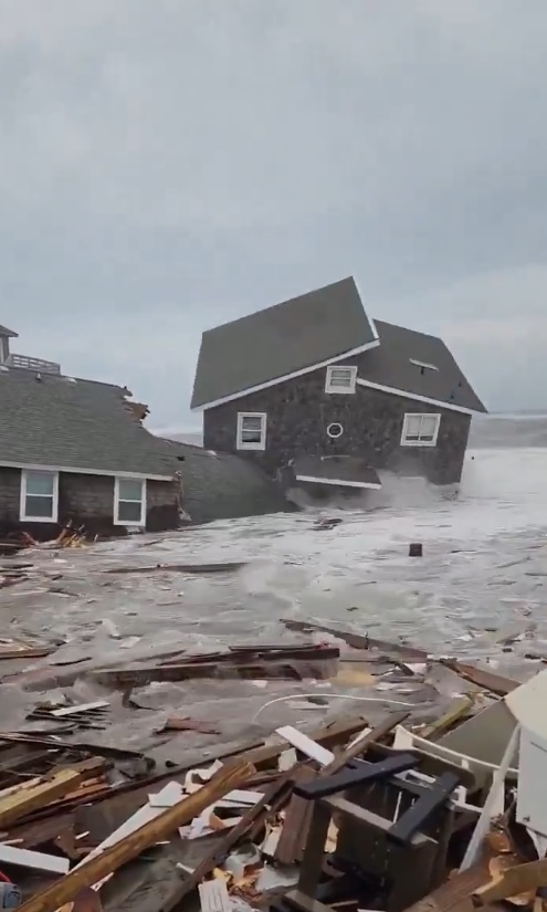 Ondas fortes geradas pelo furaco Imelda causaram danos na costa da Carolina do Norte. Crdito: divulgao via X @AsdSkylar