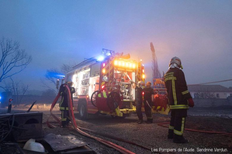 Os trabalhos duram dia e noite para combater o maior inc�ndio florestal em 76 anos na Fran�a. Cr�dito: divulga��o via X @Prefet11<BR>