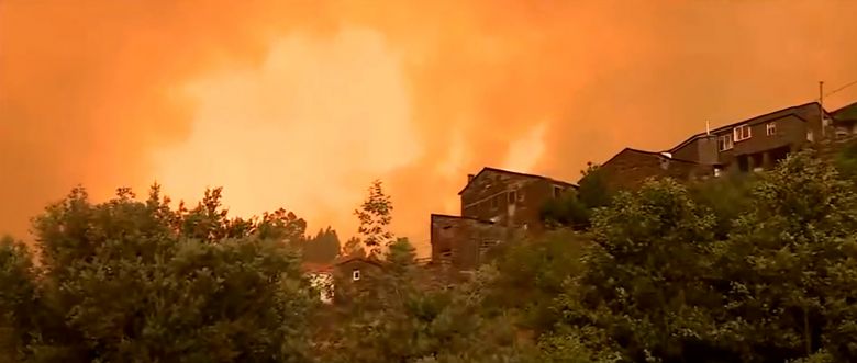 Inc�ndio amea�a casas em Pi�d�o, em Coimbra. Cr�dito: reprodu��o/divulga��o SIC Not�cias   