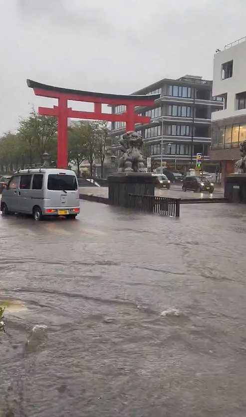 Flagrante em Kamakura, uma das cidades atingidas pelo tuf�o Peipah. Cr�dito: divulga��o via X @Inada Tomiyuki  