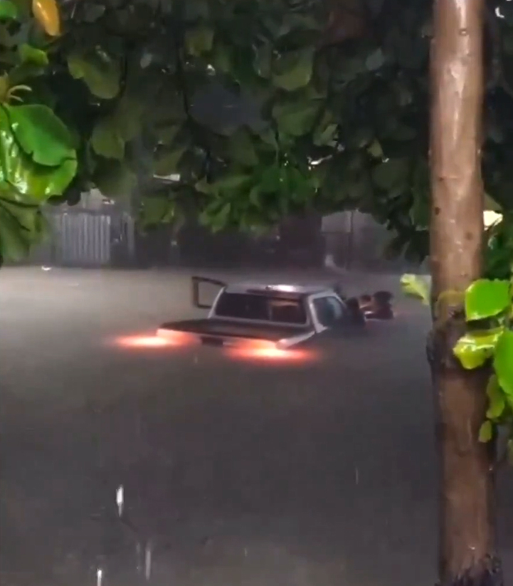 Furac�o Erick provoca grande inunda��o em Puerto Escondido, no estado de Oaxaca. Cr�dito: reprodu��o/divulga��o via X @MarioBeteta