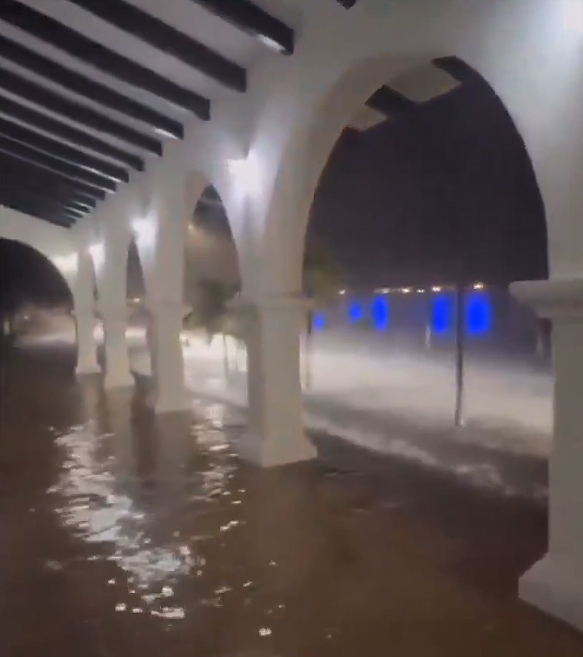 Puerto Escondido tomado pelas �guas. Cr�dito: reprodu��o/divulga��o via X @MarioBeteta 