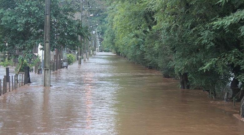 Rua � tomada pelas �guas em enchente em Jaguari. Cr�dito: divulga��o Prefeitura de Jaguari 