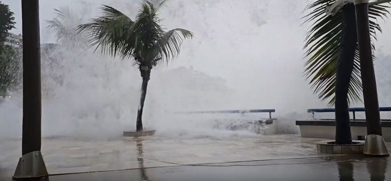 Ondas invadiram o Yacht Clube da Bahia, em Salvador, dia 22. Cr�dito: reprodu��o/divulga��o via Threads @luiz.teixeira.750 