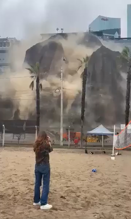Deslizamentos s�o flagrados na cidade de Miraflores durante terremoto no dia 15. Cr�dito: reprodu��o/divulga��o via X @rmapalacios