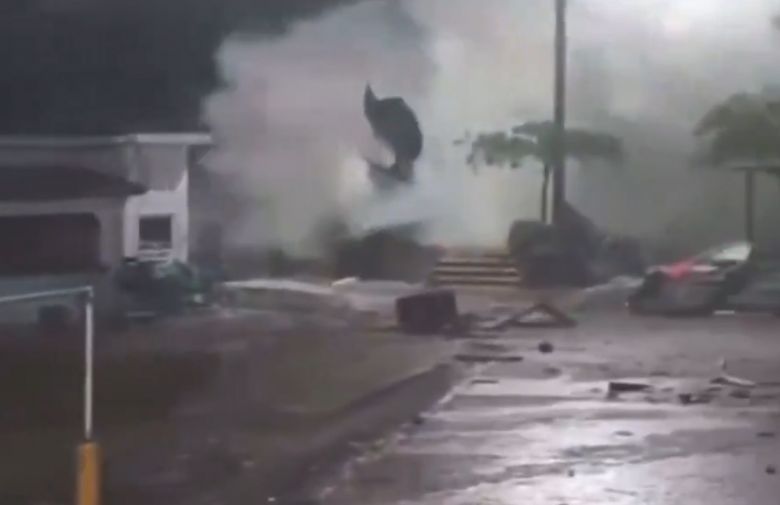 Ondas chegam a 8 metros entre o litoral de Guerrero e Oaxaca com a chegada de Erick. Cr�dito: reprodu��o/divulga��o via X @MarioBeteta 