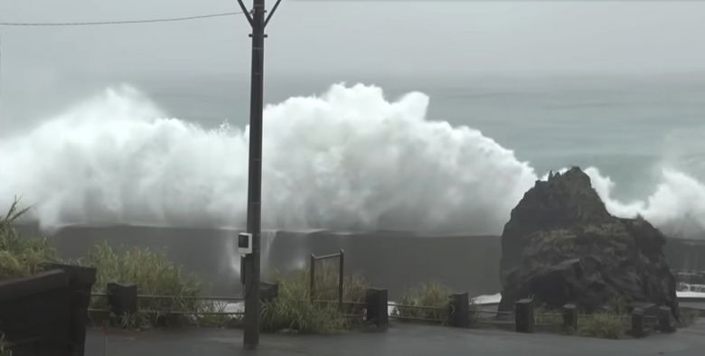 Ondas altas atingiram o Porto de pesca de Hachijojima durante a aproxima��o de Halong. Cr�dito: divulga��o via youtube @tvtokyobiz<BR>